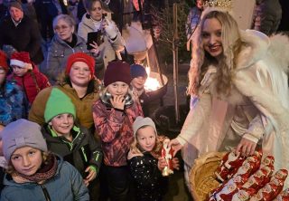 Christkind und schauriges Feuer-Spektakel