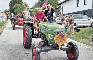 Oldtimer und ein Festzelt in Feierlaune